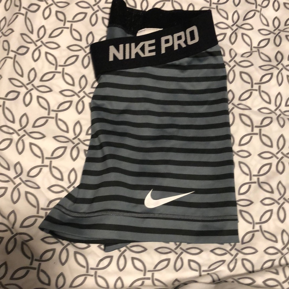 BLACK AND GREY STRIPE NIKE PRO SIZE XS